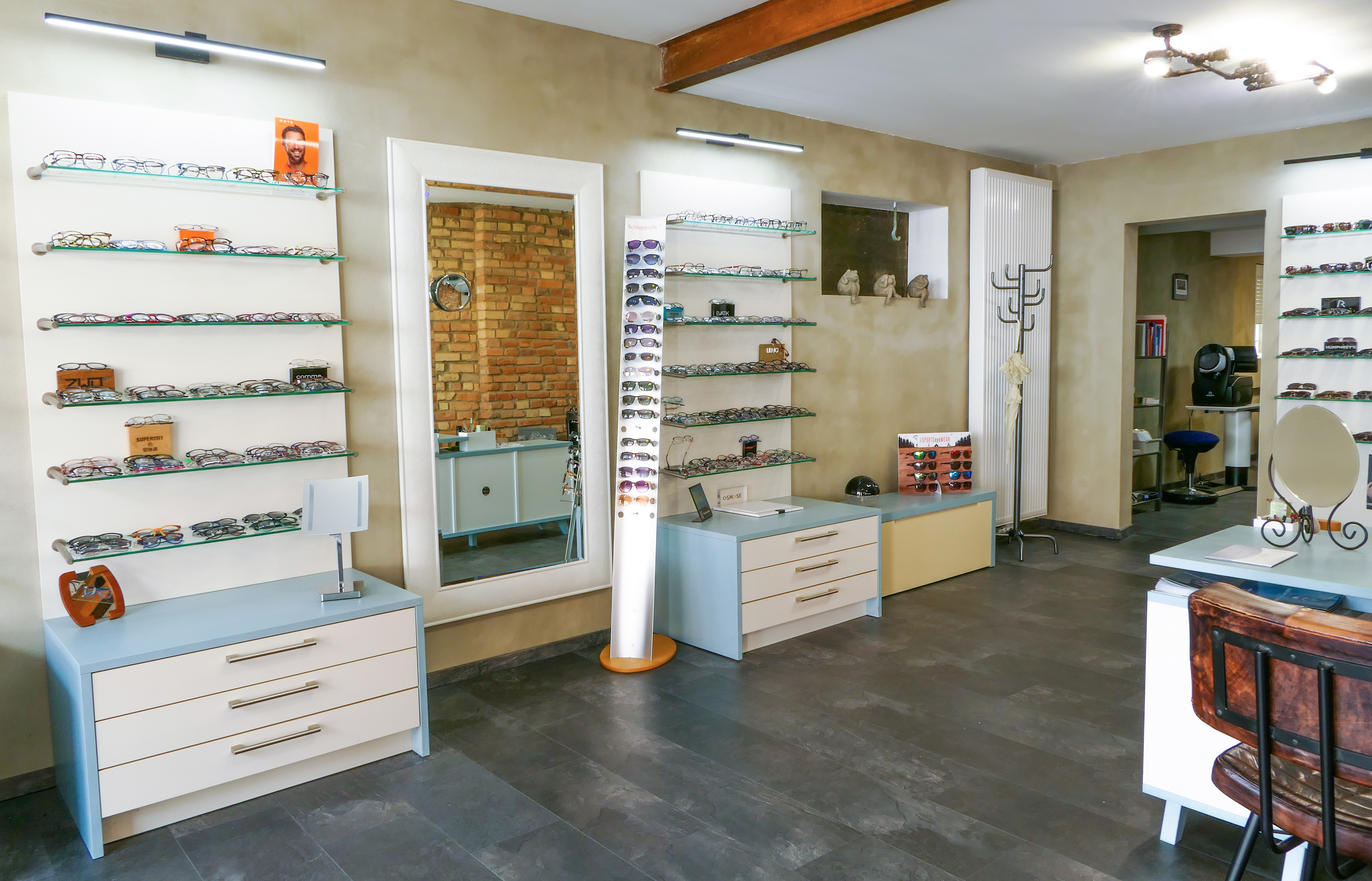 Große Auswahl an Gestellen